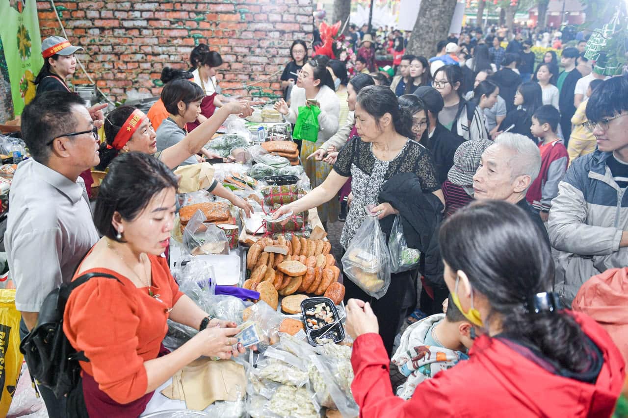 Customers flock to the Ước Lễ pork roll stall - Photo: Photo: Quang Vien / Tuoi Tre