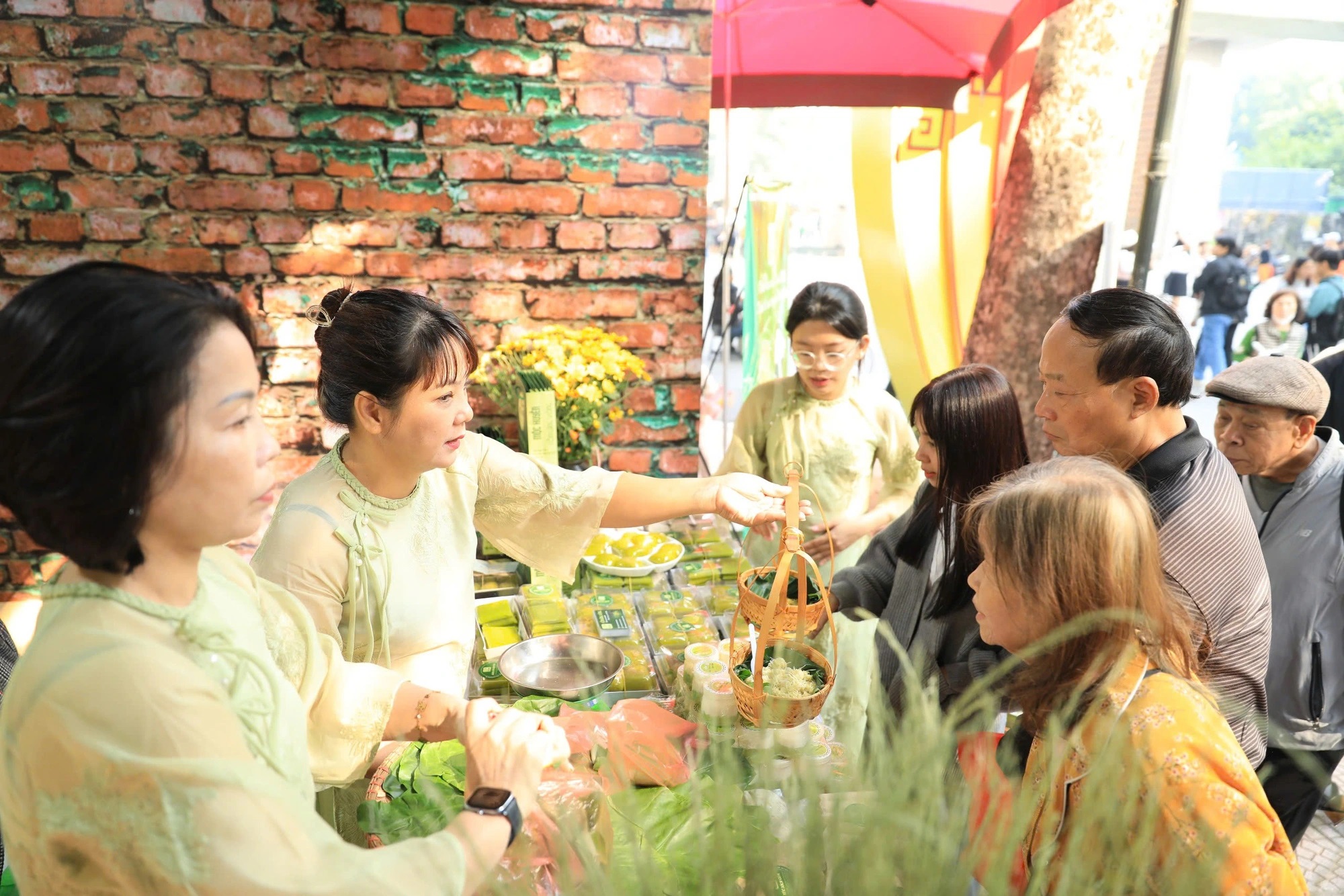 Huyền's green rice stall draws a steady stream of customers - Photo: Tuan Anh / Tuoi Tre