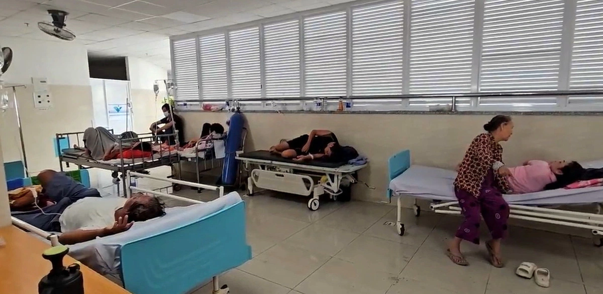 Victims of the food poisoning case are seen under treatment at a health facility in Vung Tau City, Ba Ria-Vung Tau Province, southern Vietnam. Photo: Dong Ha / Tuoi Tre