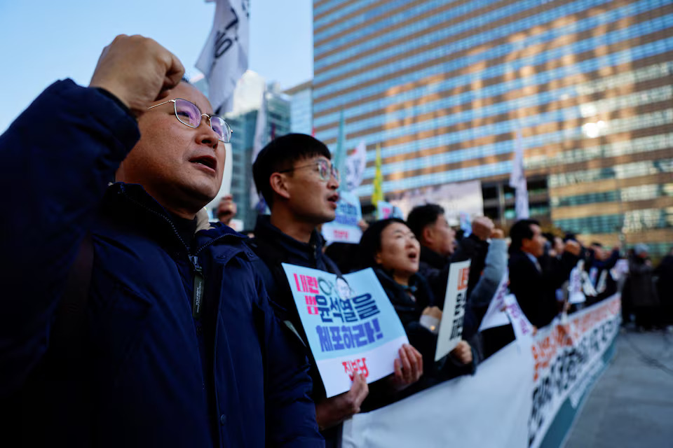 [10/11]People rally calling for the expelling of South Korean President Yoon Suk Yeol, in Seoul, South Korea, December 4, 2024. Photo: Reuters