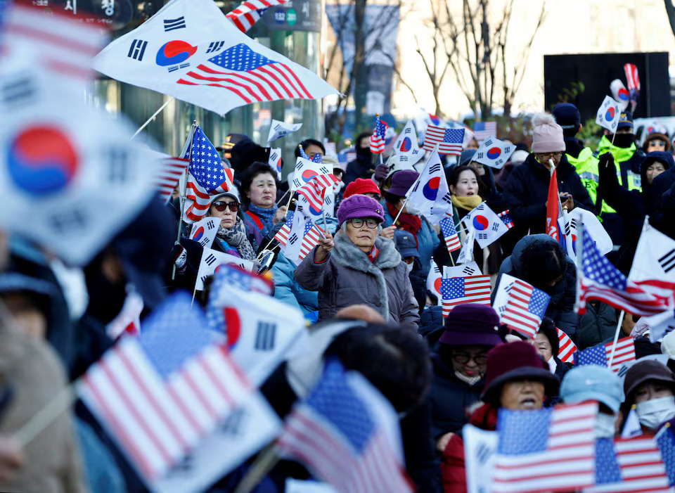 [2/11]Protesters from conservative groups attend a rally supporting South Korean President Yoon Suk Yeol and denouncing opposition party's politicians after the President's surprise declaration of the martial law last night, which was reversed hours later in Seoul, South Korea, December 4, 2024. Photo: Reuters