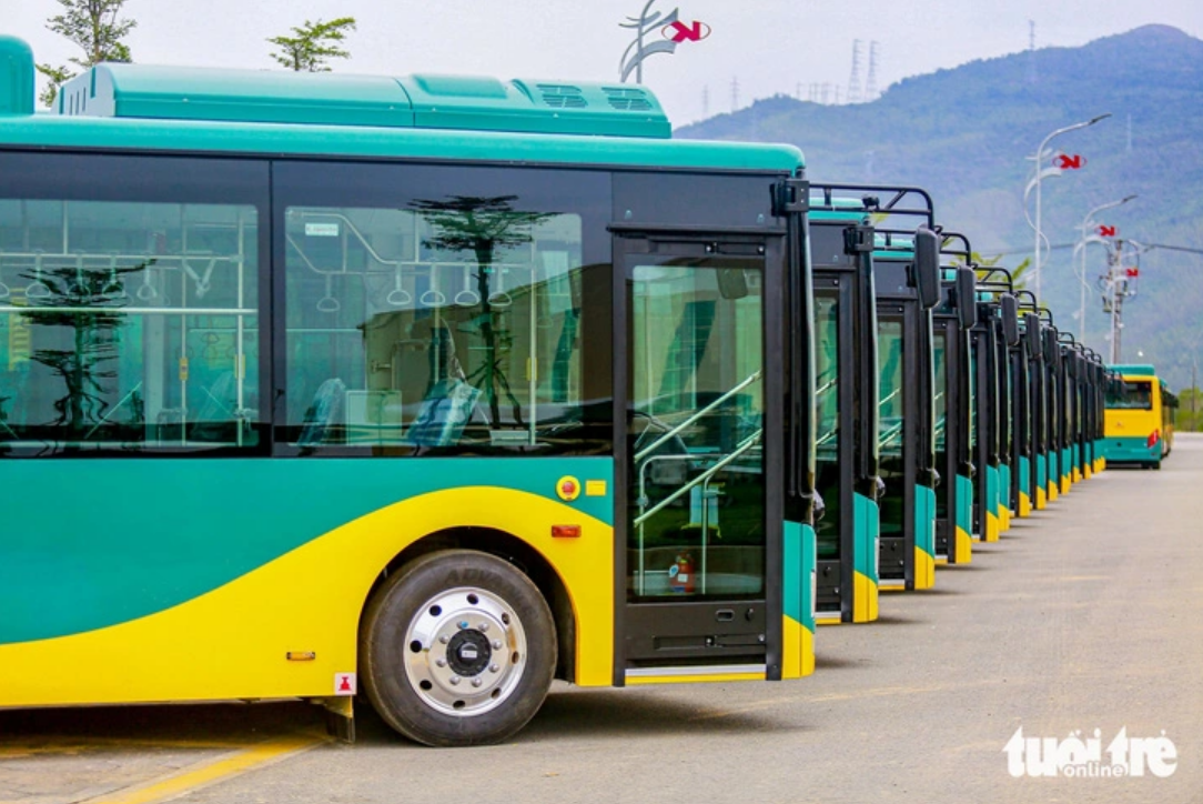 Hundreds of electric buses designed to facilitate passengers’ access to the southern metropolis’ first metro line are produced at the Kim Long Motor Hue complex. Photo: Giai Thuy / Tuoi Tre