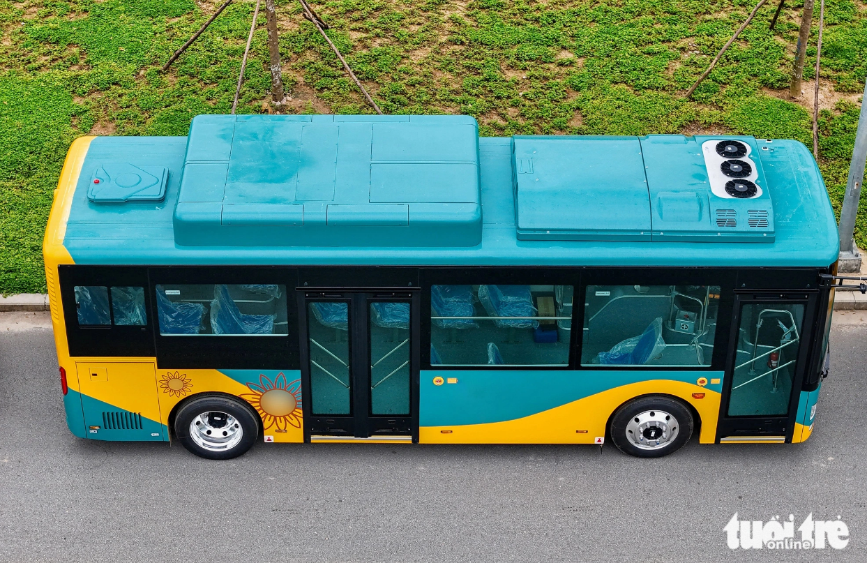 Buses painted in green and yellow, making them recognizable. Photo: Giai Thuy / Tuoi Tre