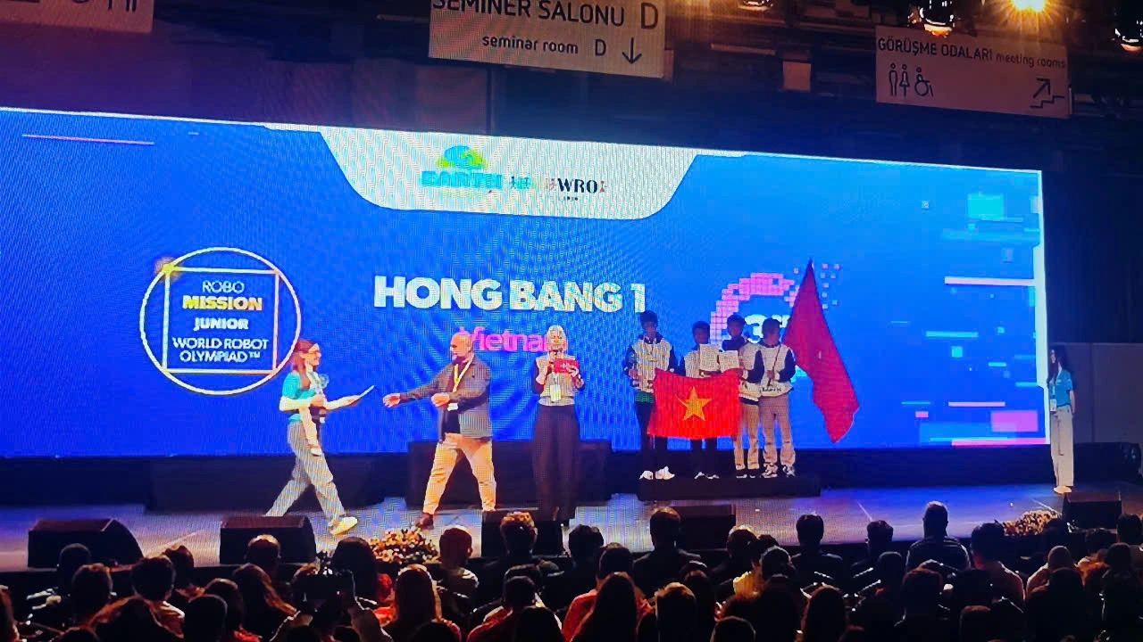 Vietnam’s Hong Bang 1 Team, from Ho Chi Minh City, wins third place in the RoboMission category at the final round of the 2024 World Robot Olympiad (WRO) in Turkey. Photo: H.D.Q. / Tuoi Tre