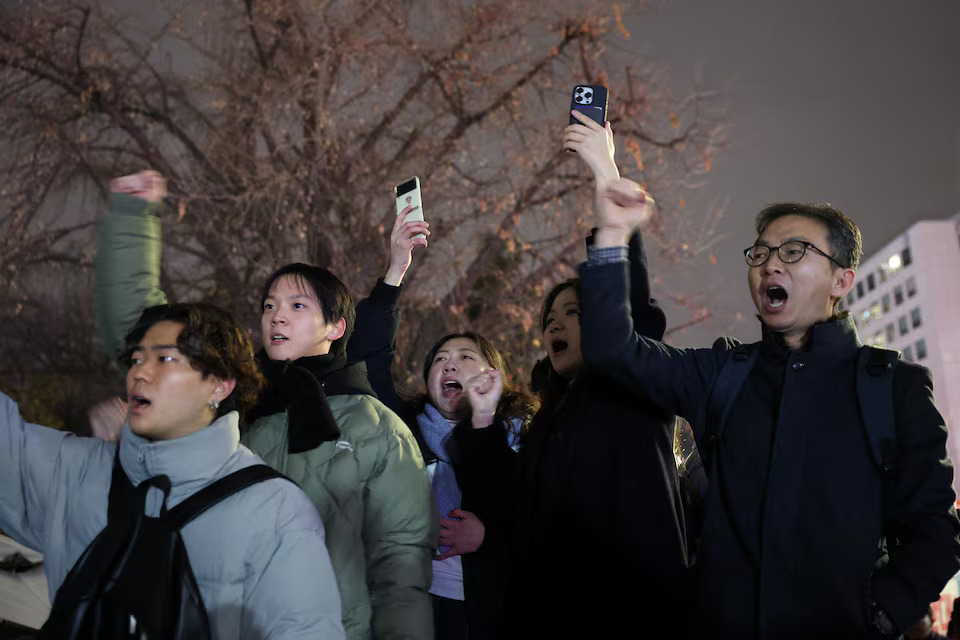 [6/11]People shout slogans in front of the gate of the National Assembly, after South Korean President Yoon Suk Yeol declared martial law, in Seoul, South Korea, December 4, 2024. Photo: Reuters