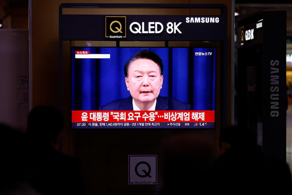 [11/11]People watch a TV screen broadcasting a news report on South Korean President Yoon Suk Yeol's declaration of martial law and the following announcement that he will lift the martial law, after parliamentary vote, at a railway station in Seoul, South Korea, December 4, 2024. Photo: Reuters