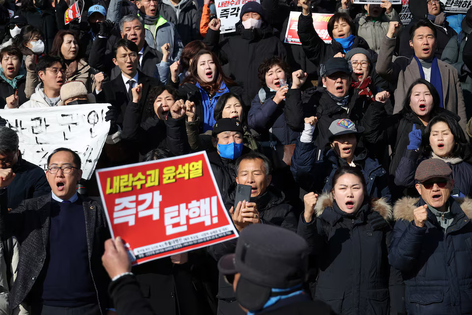 [8/11]People hold signs during a rally calling for the resignation of South Korean President Yoon Suk Yeol, in Seoul, South Korea, December 4, 2024. Photo: Reuters