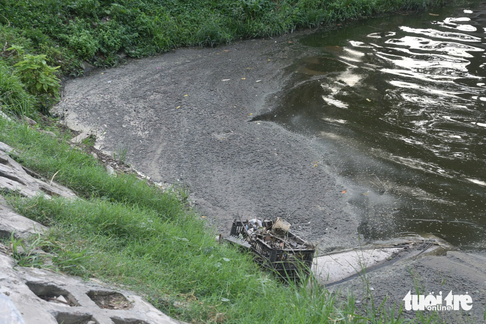 Foul-smelling blackened water and bubbles are seen on the surface of Truc Bach Lake in Hanoi. Photo: Pham Tuan / Tuoi Tre