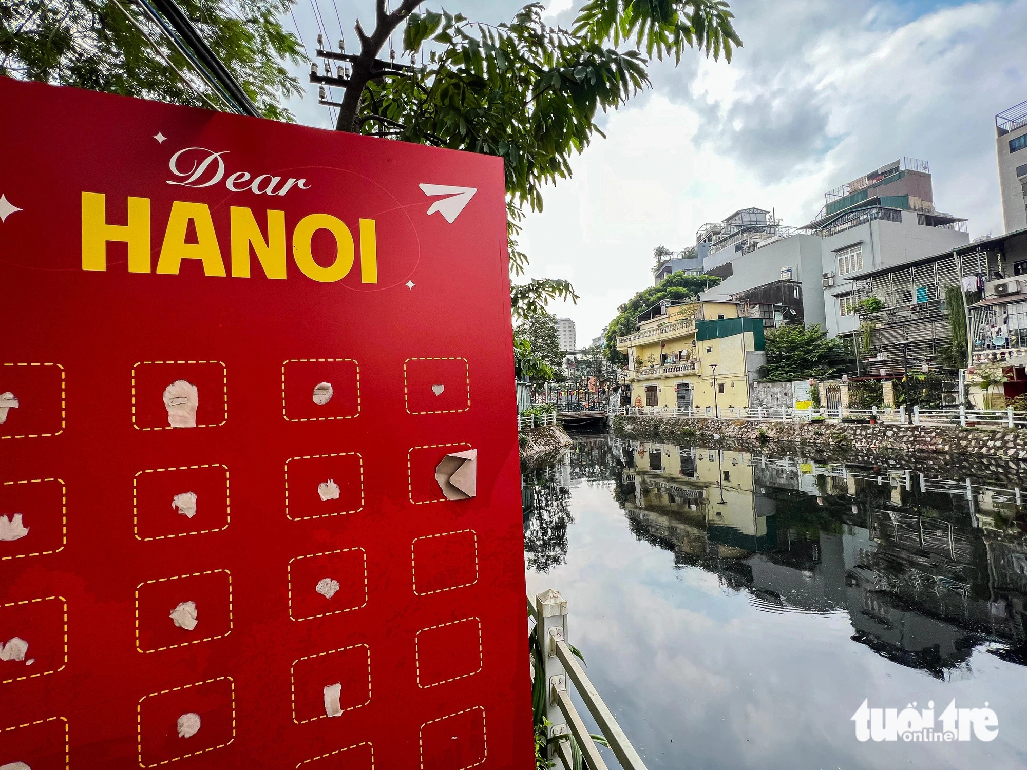 Hanoi needs to take swift actions to combat severe pollution facing its iconic lakes. Photo: Pham Tuan / Tuoi Tre