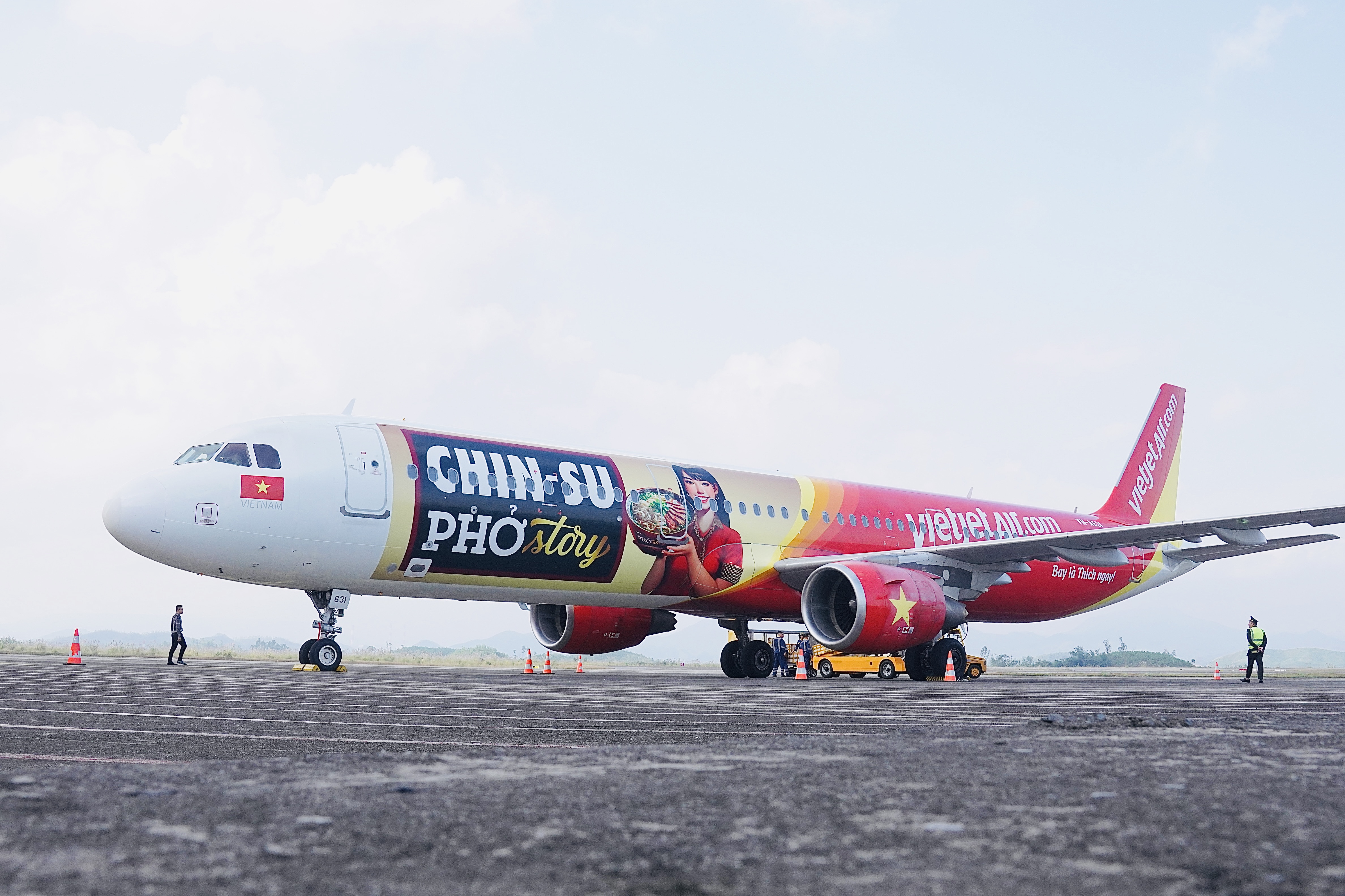 An A321 aircraft on which the image of a Vietjet flight attendant serving CHIN-SU Pho Story is displayed. Photo: Supplied