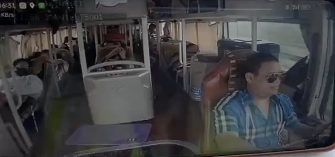 A sleeper bus driver is caught on camera steering with his elbow while using his phone on the Hanoi-Ninh Binh Expressway in northern Vietnam, December 3, 2024. Photo: H.Q. / Tuoi Tre