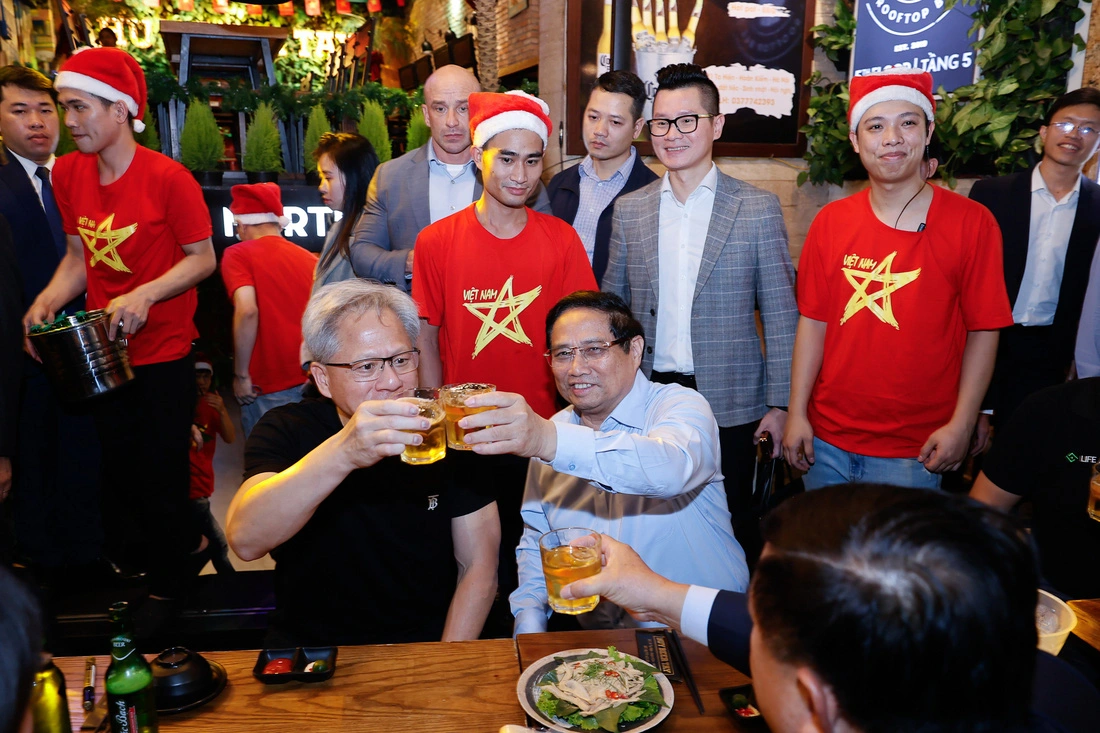 Vietnam PM, US chipmaker Nvidia CEO explore Hanoi nightlife