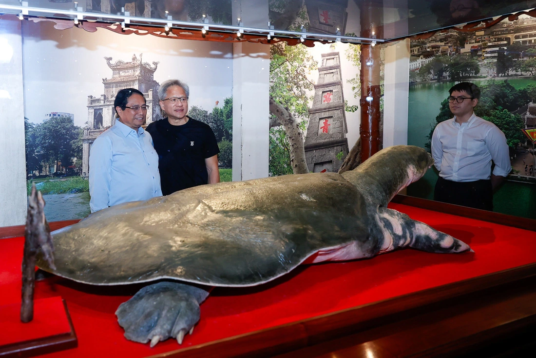 Prime Minister Pham Minh Chinh (L) and Jensen Huang (L, 2nd), president and CEO of Nvidia, visit Ngoc Son Temple in Hanoi, December 5, 2024. Photo: Doan Bac