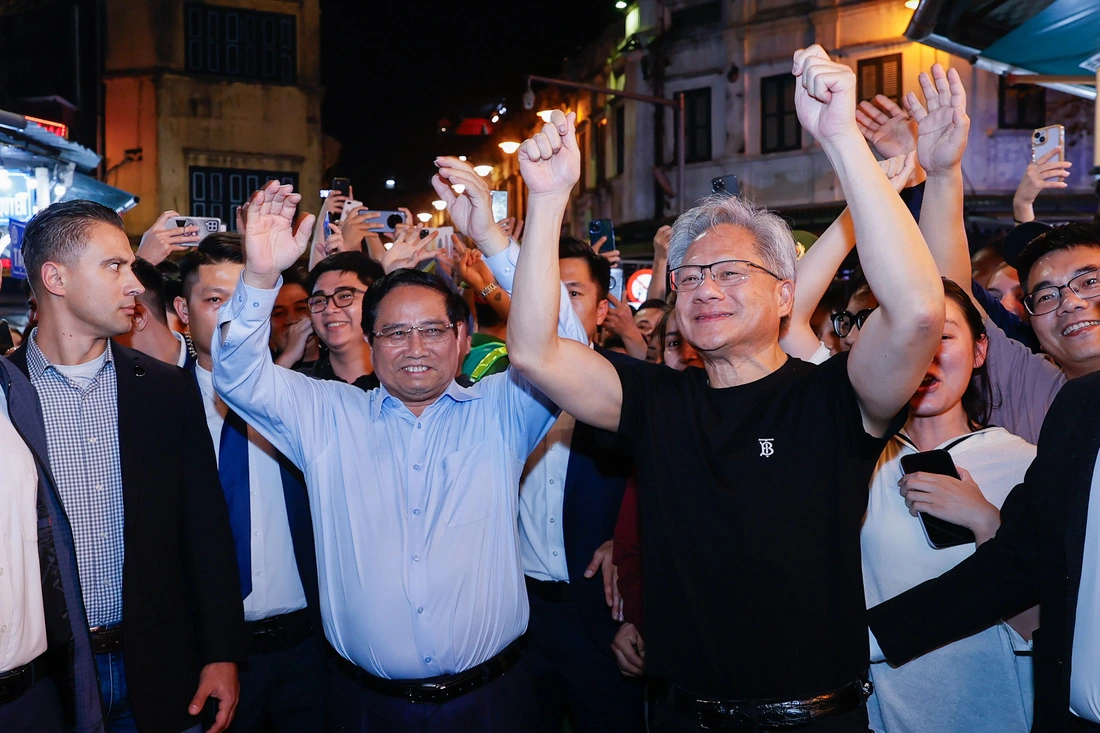 Prime Minister Pham Minh Chinh and Jensen Huang, president and CEO of Nvidia, enjoy the nightlife at the Old Quarter in Hanoi, December 5, 2024. Photo: Doan Bac