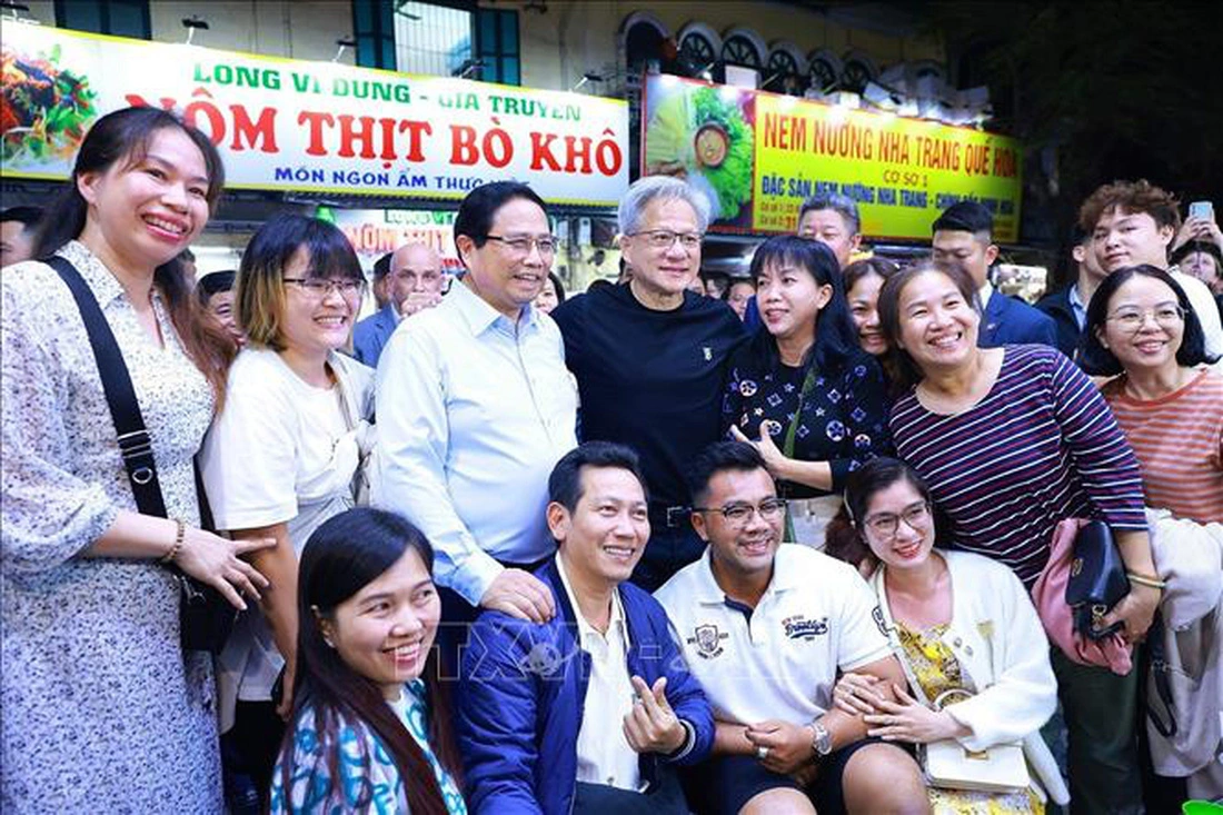 Prime Minister Pham Minh Chinh and Jensen Huang, president and CEO of Nvidia, pose with Vietnamese people and tourists in Hanoi, December 5, 2024. Photo: Vietnam News Agency