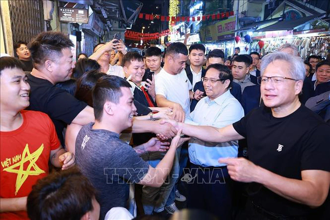 Residents are delighted as Prime Minister Pham Minh Chinh and Jensen Huang, president and CEO of Nvidia, are present at the Old Quarter in Hanoi, December 5, 2024. Photo: Vietnam News Agency