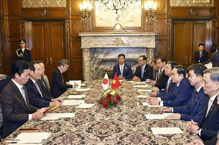 The meeting between the delegations of Vietnam (R) and Japan led by Vietnamese National Assembly chairman Tran Thanh Man and Speaker of the House of Representatives of Japan Fukushiro Nukaga, respectively in Tokyo, December 4, 2024. Photo: Vietnam News Agency