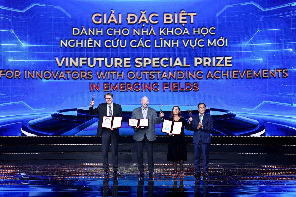 Vietnamese Deputy Prime Minister and Ministry of Foreign Affairs Bui Thanh Son (R, 1st) presents the VinFuture Special Prizes to the three winners at the awarding ceremony in Hanoi, December 6, 2024. Photo: Nguyen Khanh / Tuoi Tre