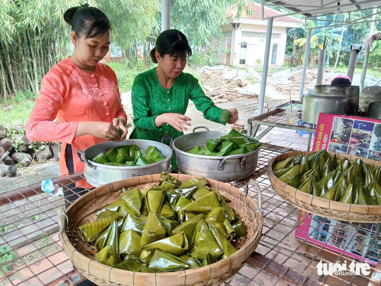 Two women are steaming ‘bánh ít’. Photo: Tong Doanh / Tuoi Tre