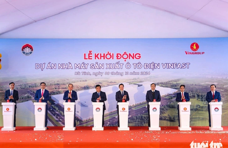 Delegates make a symbolic gesture to start construction on VinFast’s EV production plant in Ha Tinh Province. Photo: Le Minh / Tuoi Tre