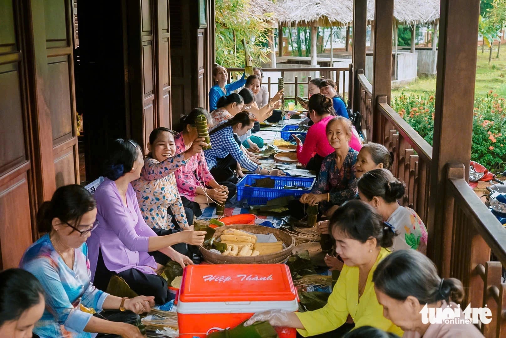 ‘Bánh tét’ and ‘bánh ít’ a common offering at death anniversaries in southern Vietnam