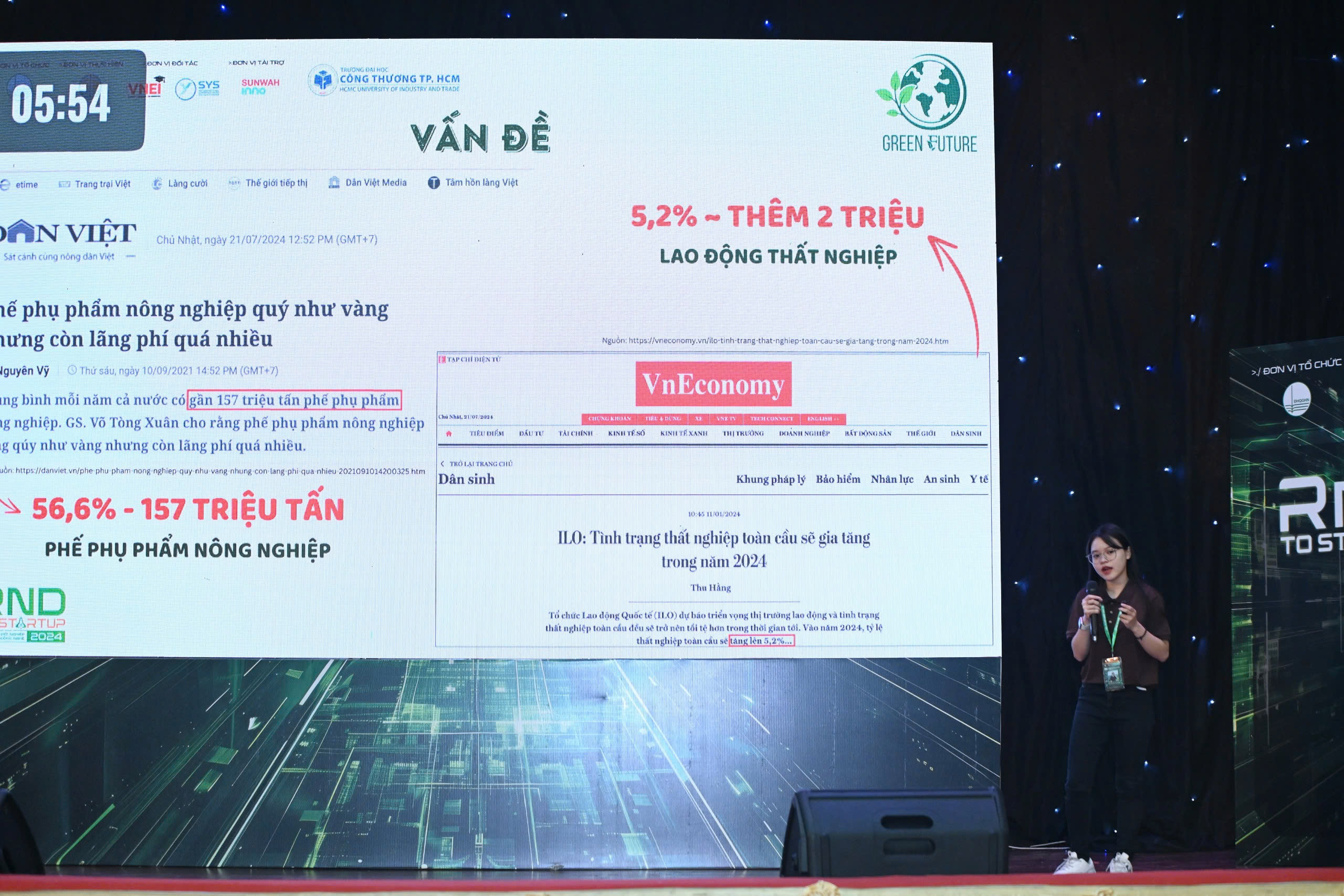 A contestant explains his project to the panel of judges at the R&D to Start-up 2024 competition in Hanoi, December 8, 2024.