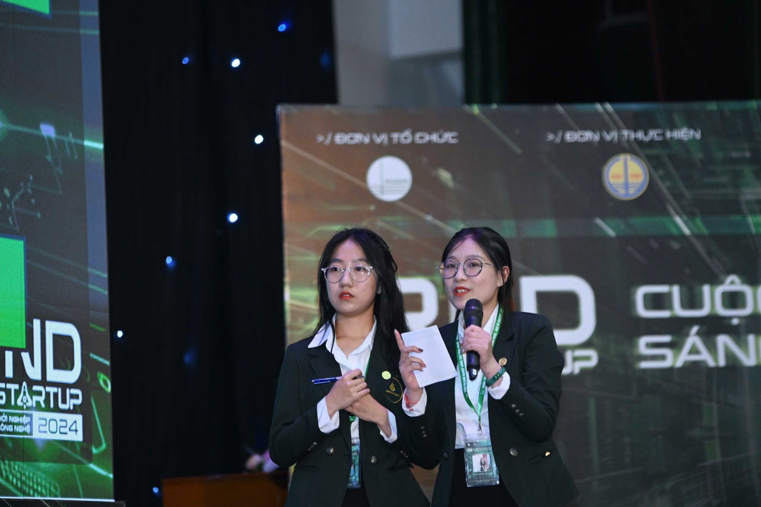 Contestants explain their project to the panel of judges at the R&D to Start-up 2024 competition in Hanoi, December 8, 2024.