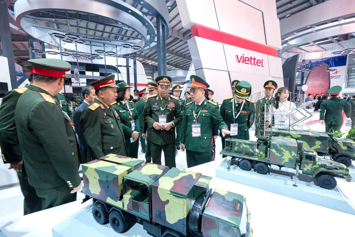 Guests visit the booth of Vietnam’s military-run telecom group Viettel at the Vietnam International Defense Expo 2022 in Hanoi. Photo: Nam Tran / Tuoi Tre