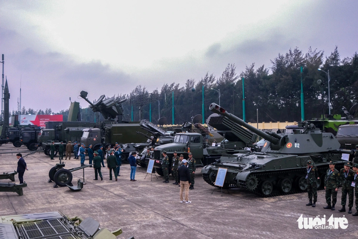 Weapons and equipment are displayed outdoors at the Vietnam International Defense Expo 2022 in Hanoi. Photo: Nam Tran / Tuoi Tre