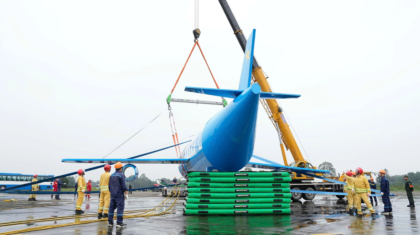 Forces relocate a damaged plane from the runway at Vinh International Airport in Nghe An Province during a drill on December 12, 2024. Photo: NIA