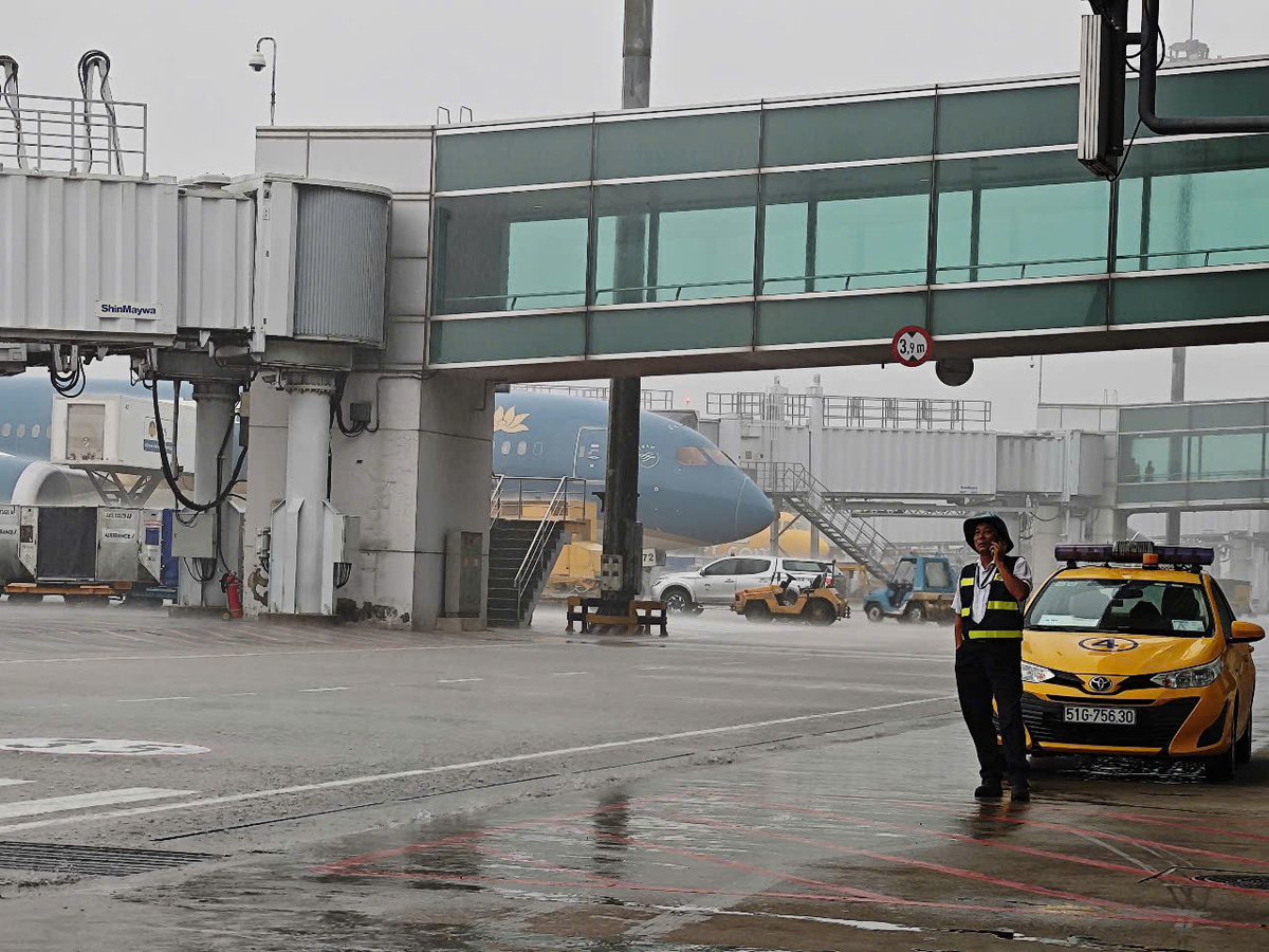 Adverse weather delays flights to Ho Chi Minh City