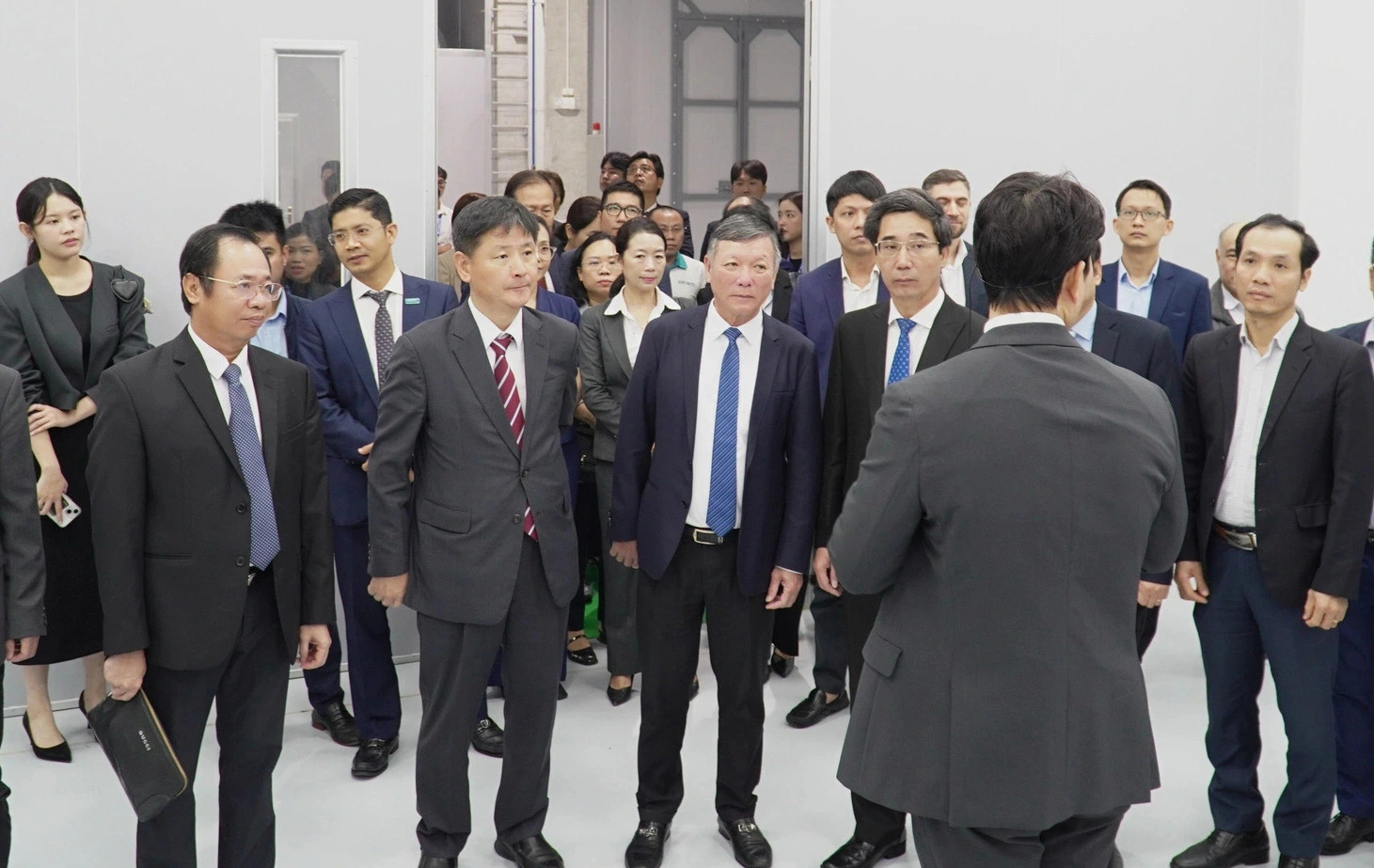 Da Nang City officials tour the newly-opened KP Vina aircraft component factory at Da Nang Hi-Tech Park in Da Nang City, central Vietnam. Photo: Truong Trung / Tuoi Tre