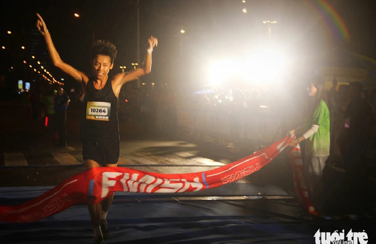 Nguyen Le Hoang Vu, who wins the men’s 10-kilometer distance at the running event in Nha Trang City, Khanh Hoa Province. Photo: Tran Hoai / Tuoi Tre