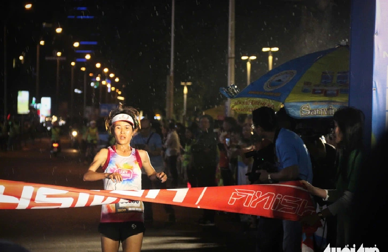 Nguyen Thi Duyen, who wins the women’s five-kilometer distance at the running event in Nha Trang City, Khanh Hoa Province. Photo: Tran Hoai / Tuoi Tre