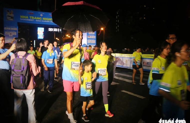 A family takes part in the night-time running event in Nha Trang City, Khanh Hoa Province. Photo: Tran Hoai / Tuoi Tre