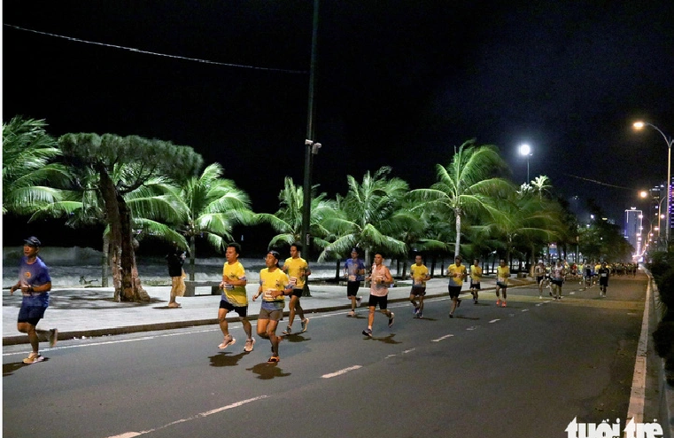 Athletes run on a coastal road in Nha Trang City, Khanh Hoa Province. Photo: Courtesy of organizer