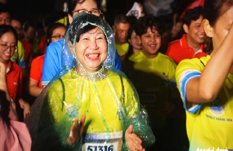 Some athletes don raincoats to join the running event in Nha Trang City, Khanh Hoa Province. Photo: Tran Hoai / Tuoi Tre