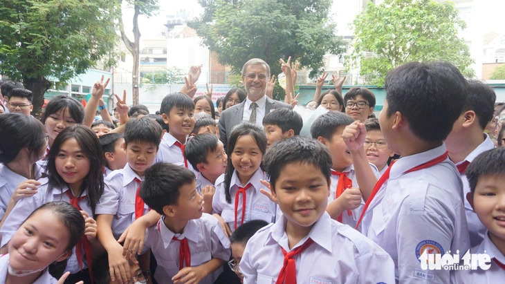 French Ambassador to Vietnam Olivier Brochet (C) poses for a photo with students at Colette Secondary School in District 3, Ho Chi Minh City, southern Vietnam, December 13, 2024. Photo: My Dung / Tuoi Tre