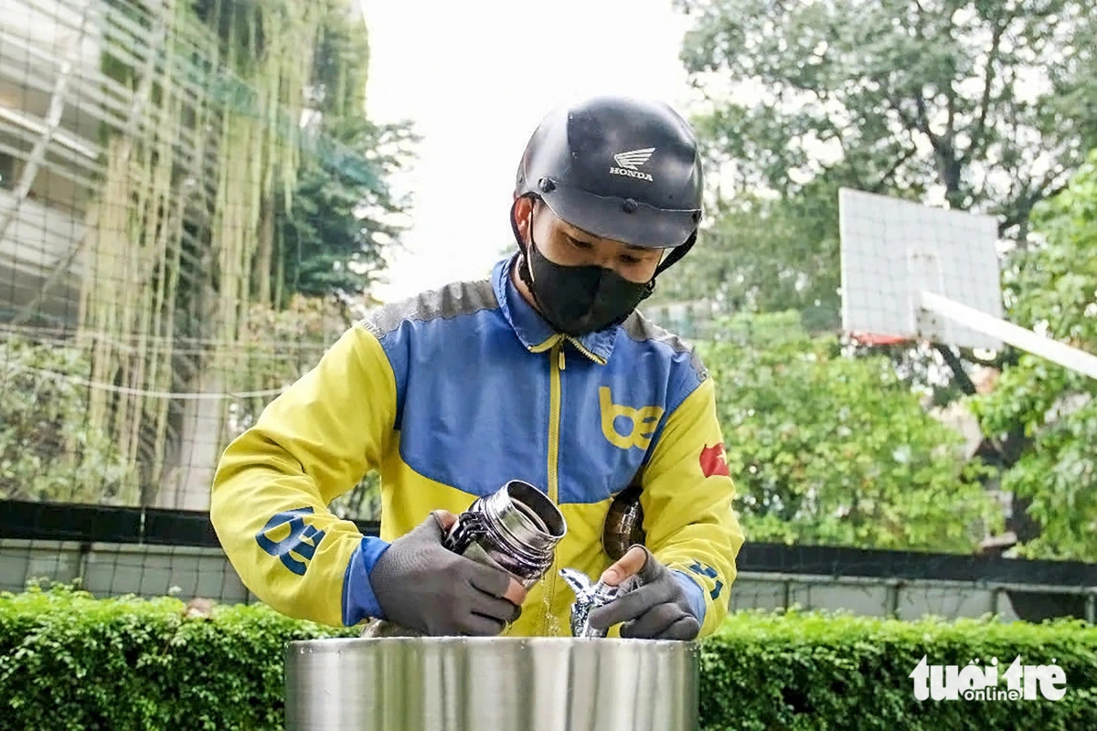 Ho Chi Minh City residents enjoy public drinking water bubblers