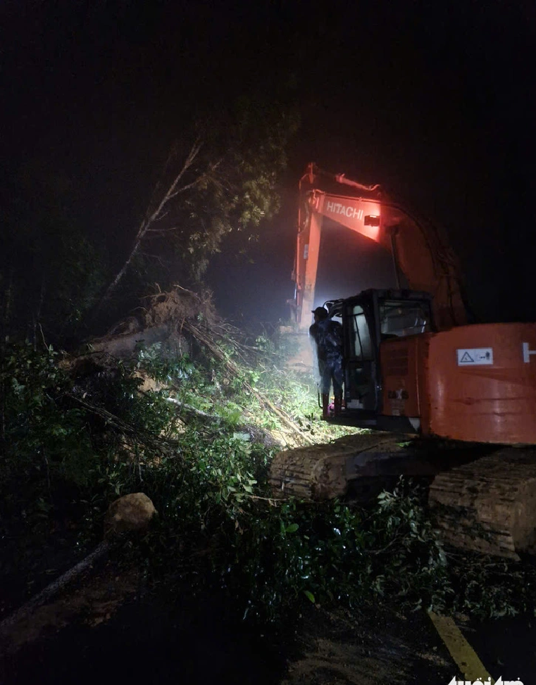 Many excavators were mobilized to clear the Khanh Le Pass in Khanh Hoa Province. Photo: L.A. / Tuoi Tre