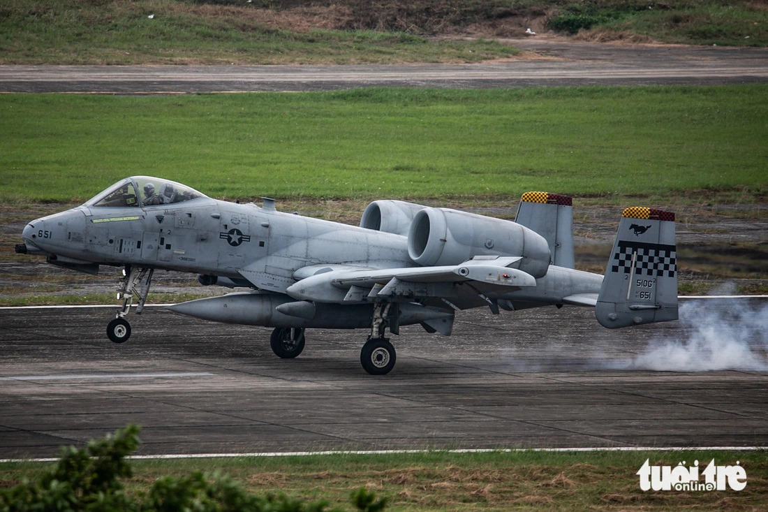 US military aircraft land in Hanoi for International Defense Expo