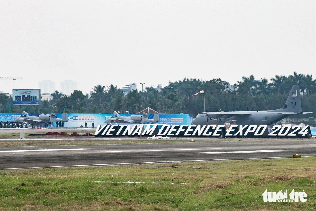 A C-130J Super Hercules plane (R) and two A-10 Thunderbolt II attack aircraft park in an area of the second Vietnam International Defense Expo 2024 in the Gia Lam Air Base in Hanoi, December 15, 2024. Photo: Nam Vu / Tuoi Tre