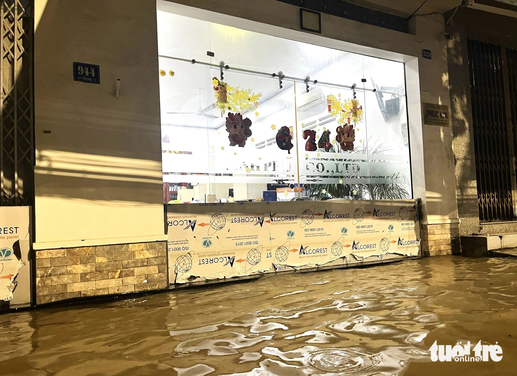 Residents use makeshift barriers to prevent floodwaters from entering their homes on October 23 Street in Vinh Thanh Commune, Nha Trang City, December 15, 2024. Photo: Nguyen Hoang / Tuoi Tre