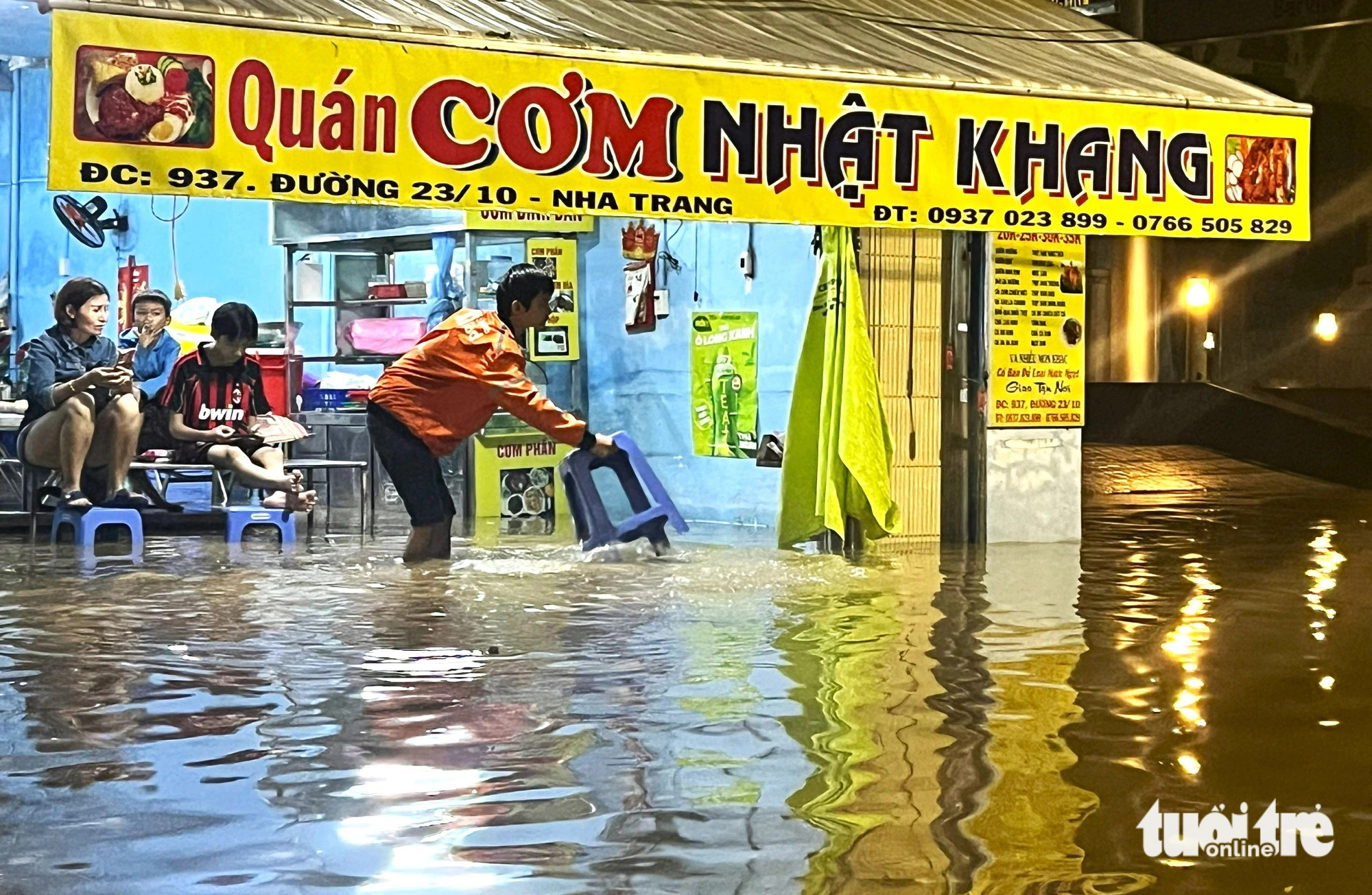 An eatery is submerged under water on October 23 Street in Nha Trang City, December 15, 2024. Photo: Nguyen Hoang / Tuoi Tre