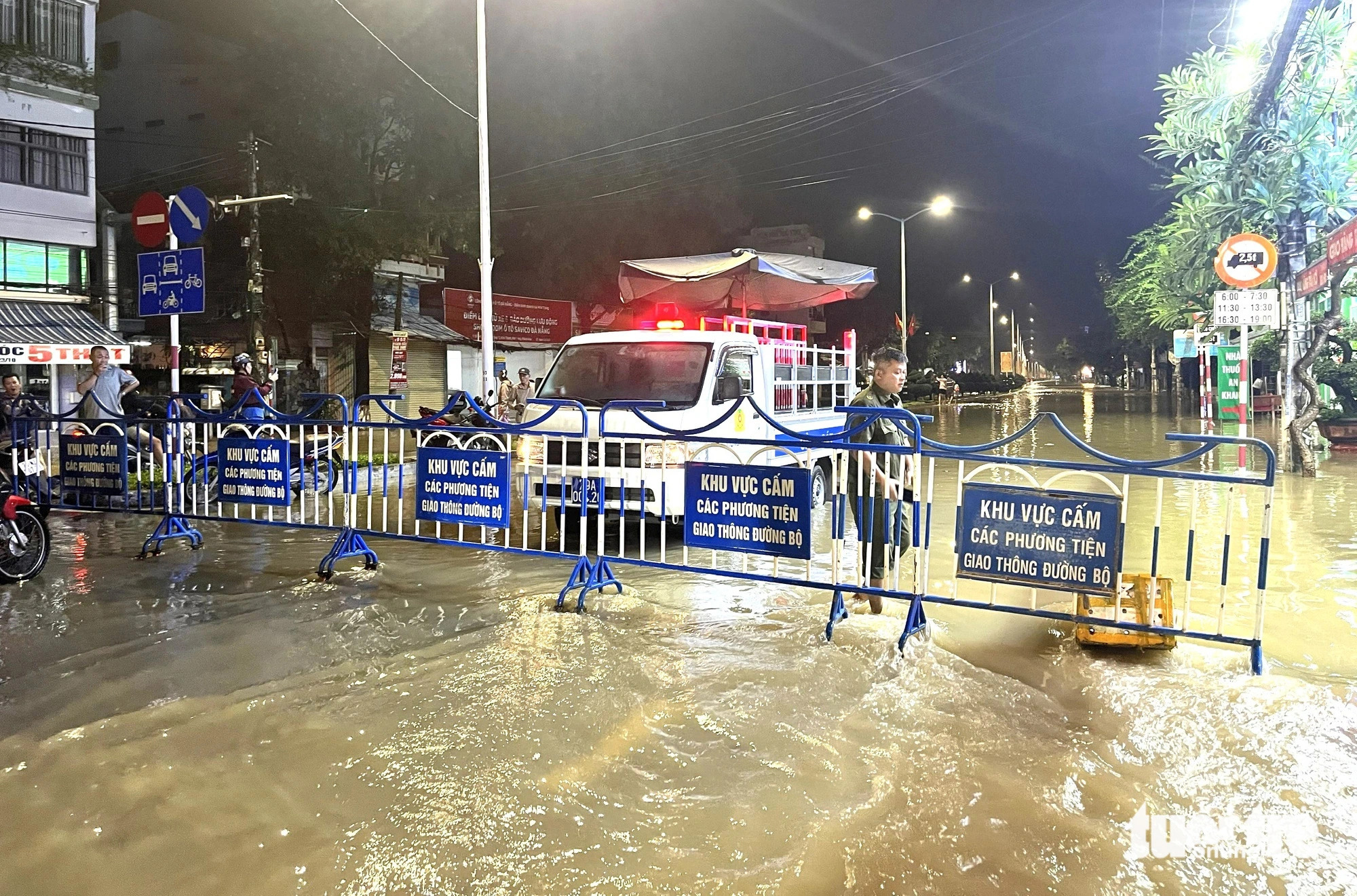 The flooded October 23 Street in Vinh Thanh Commune, Nha Trang City is closed for safety reasons, December 15, 2024. Photo: Nguyen Hoang / Tuoi Tre