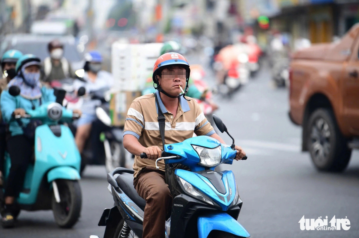 Ho Chi Minh City Struggles with Second-hand Smoke in Public Areas