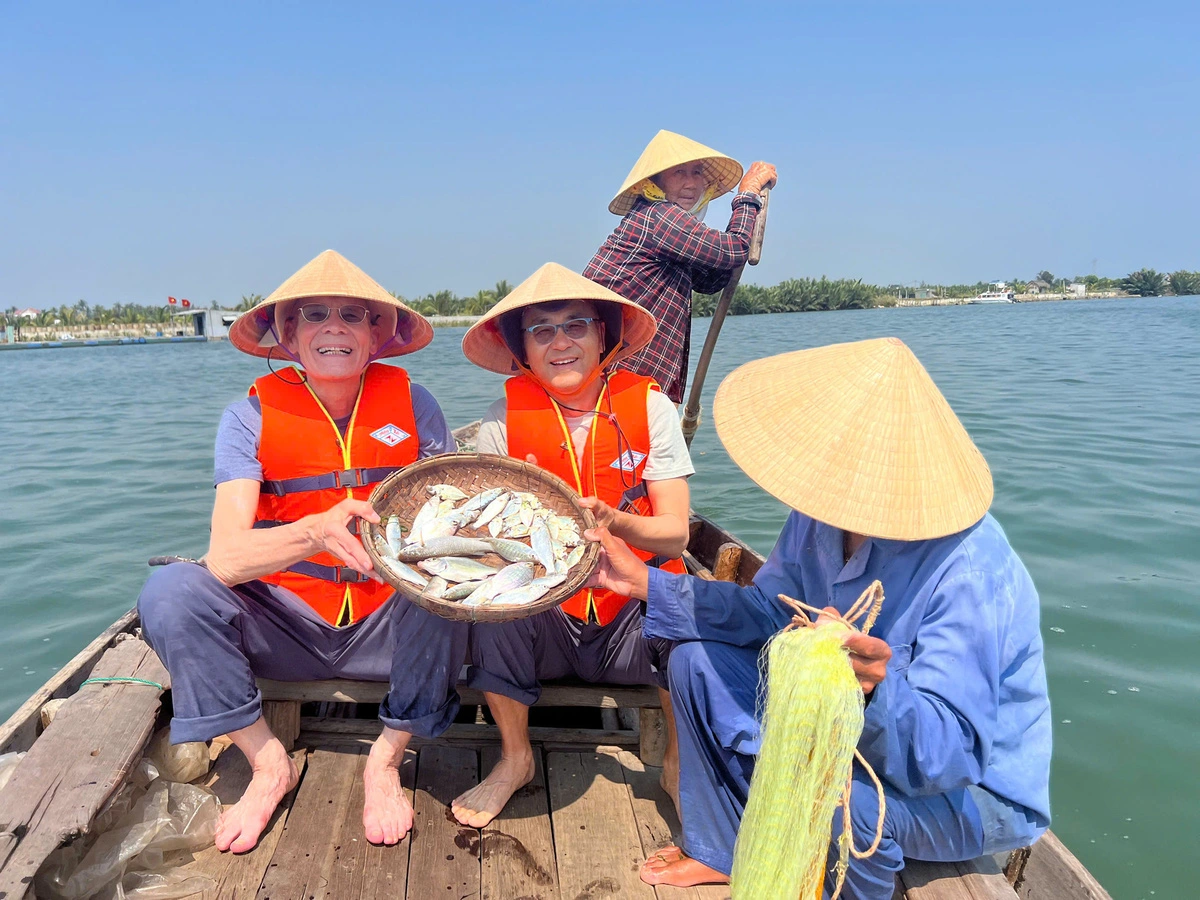 International tourists experience a waterway tour in Hoi An City, Quang Nam Province. Photo: B.D. / Tuoi Tre