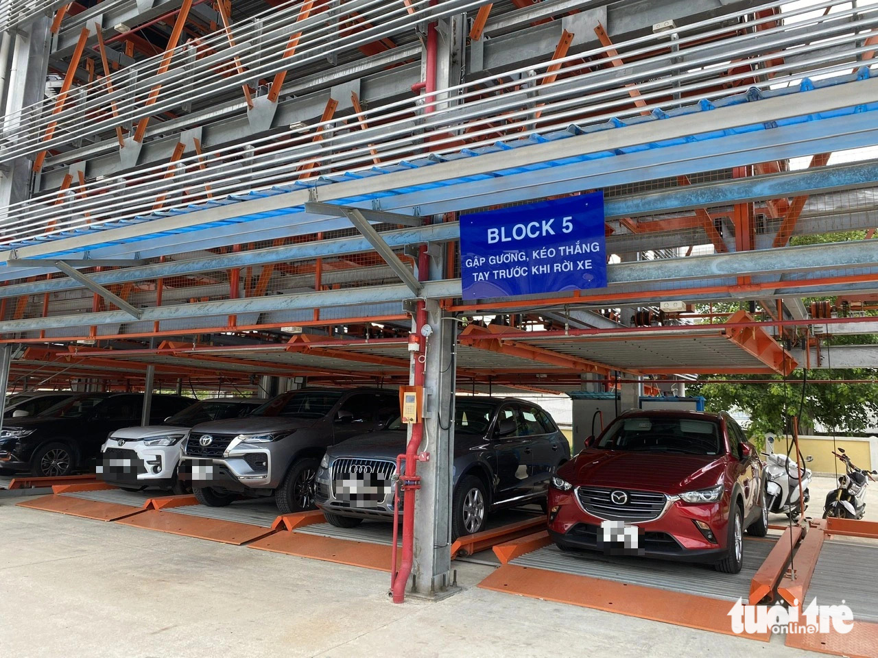 Only the first floor is regularly used in the new parking lot at 166 Hai Phong Street in Thanh Khe District, Da Nang City, Central Vietnam. Photo: Truong Trung / Tuoi Tre