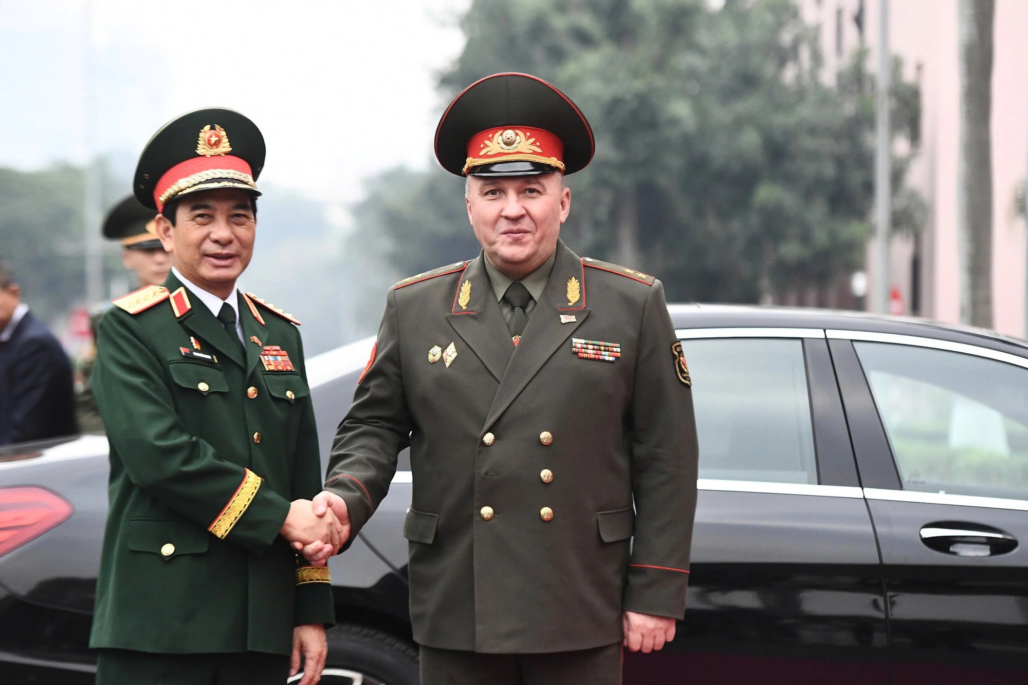 Vietnamese Defense Minister Phan Van Giang holds talks with Belarusian counterpart