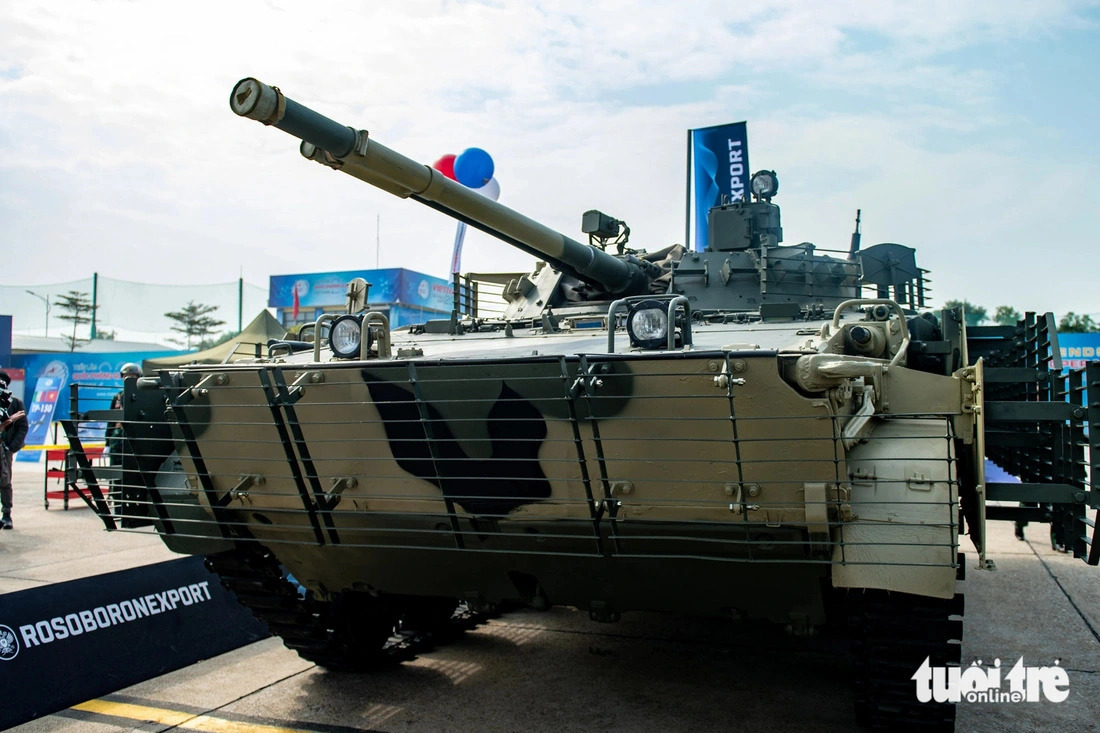 A Russian BMP-3 infantry fighting vehicle is seen at the outdoor area of the 2024 Vietnam International Defense Expo scheduled on December 19-22, 2024 in Hanoi. Photo: Nam Tran / Tuoi Tre